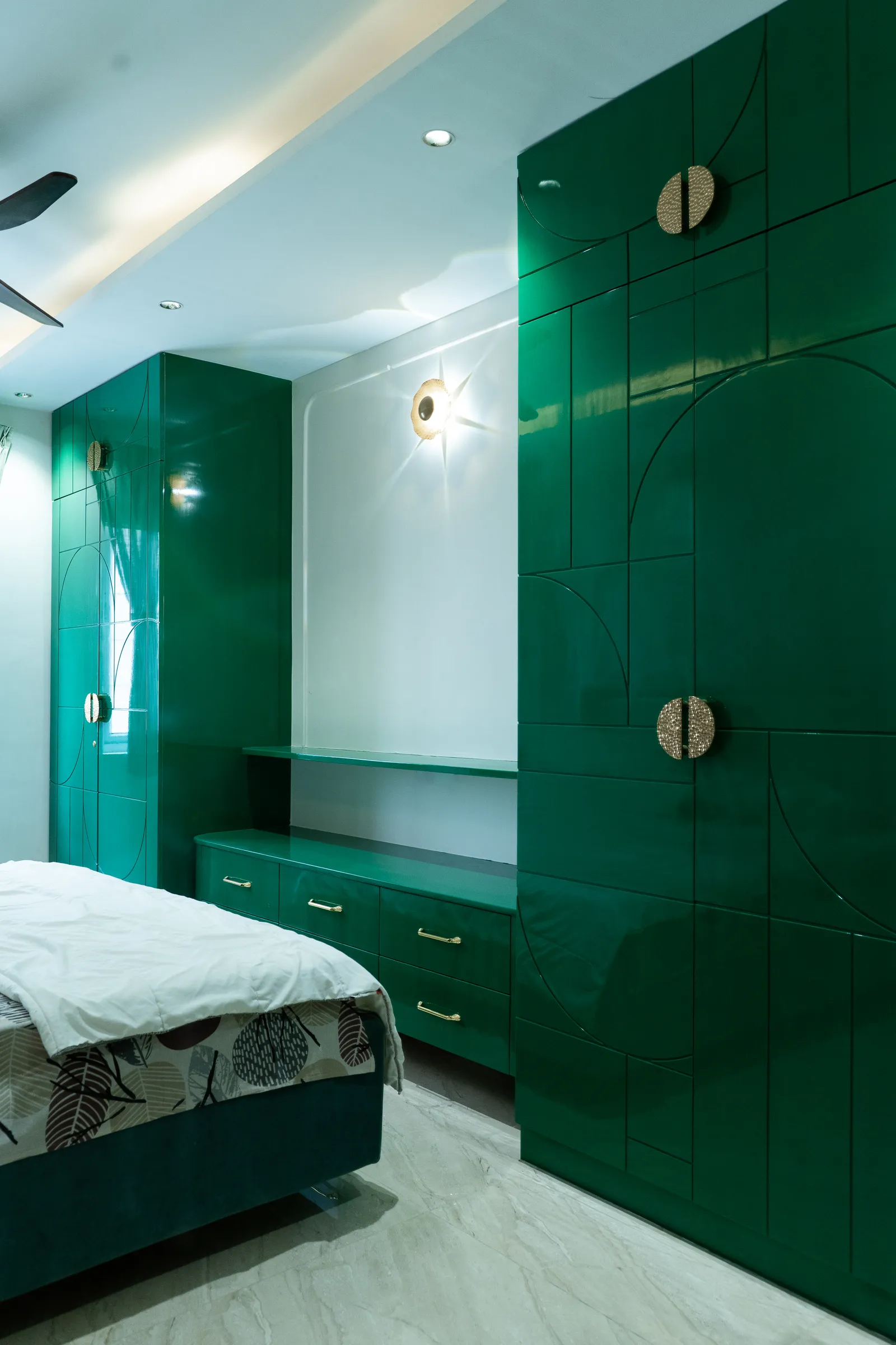 Emerald-green lacquered wardrobe and dresser in the bedroom — Arna's Home